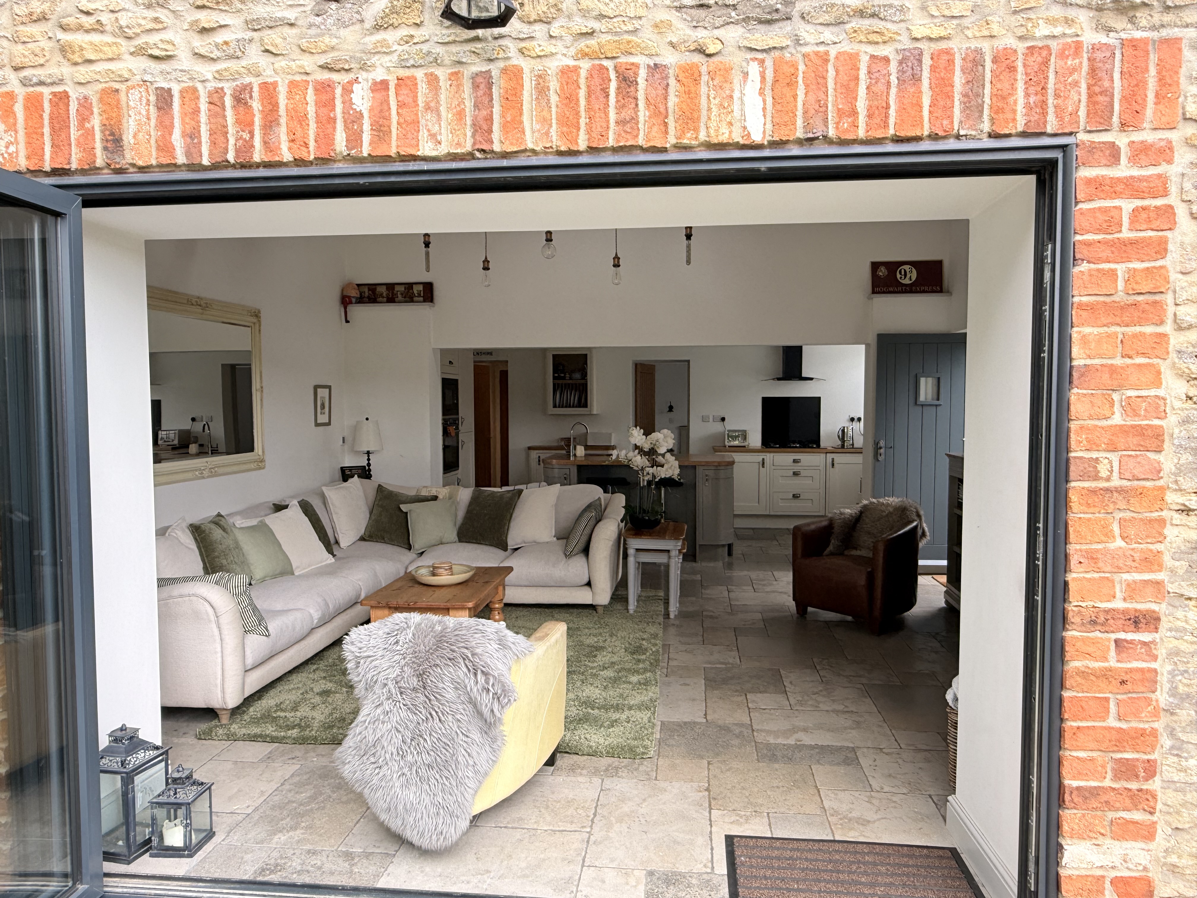 The open-plan room opening towards the garden